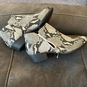 Arizona Jeans Co Women’s Boots. 8 1/2